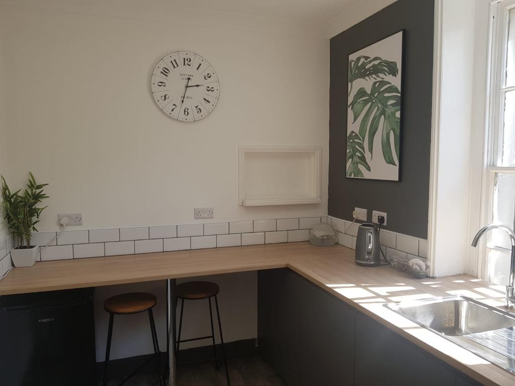 Lot: 75 - OFFICES WITH FLAT BELOW - Communal office kitchen